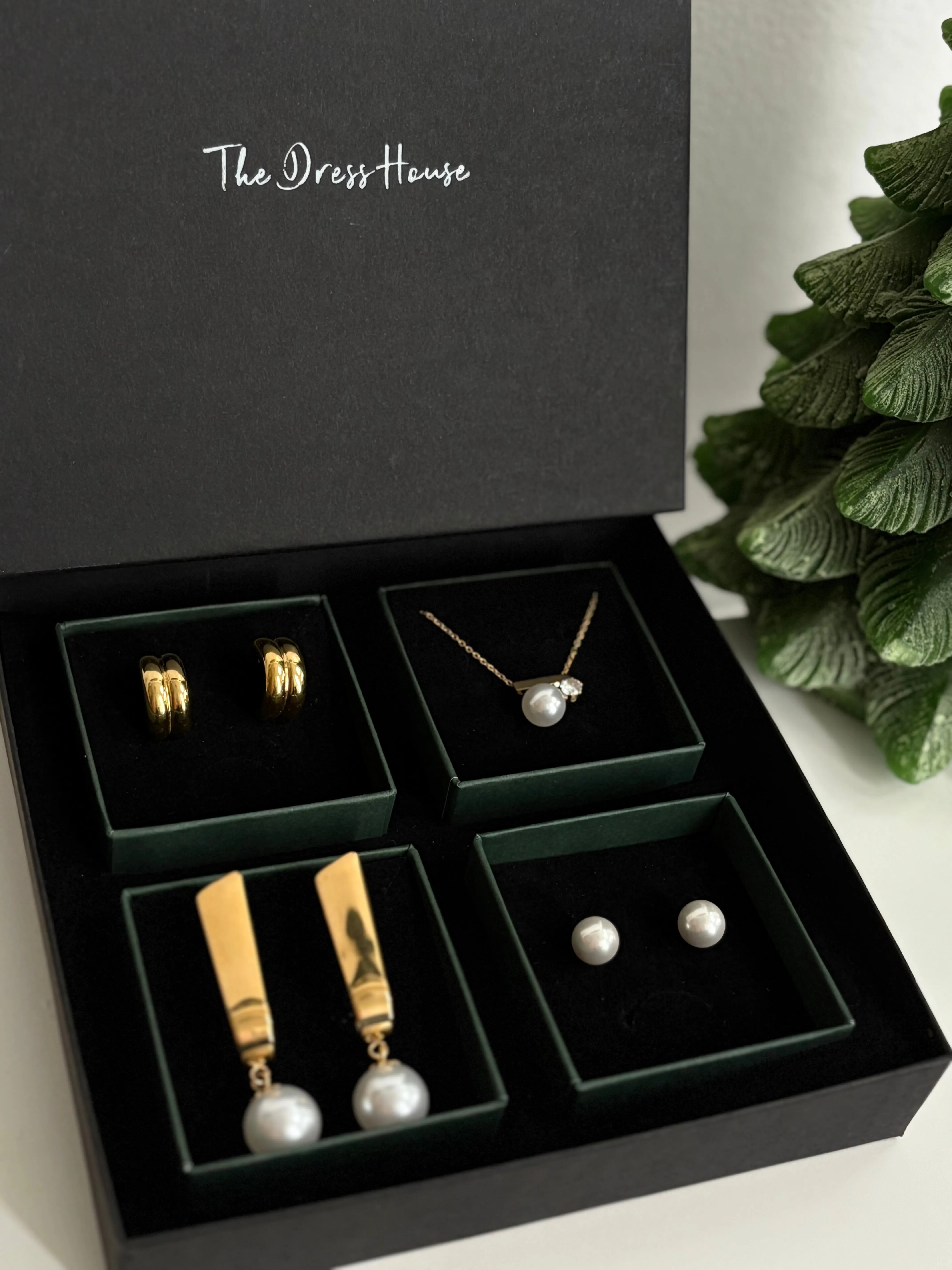 Advent Gifting Box 11 - Gold Pearl Earring Bracelet Neckace Set