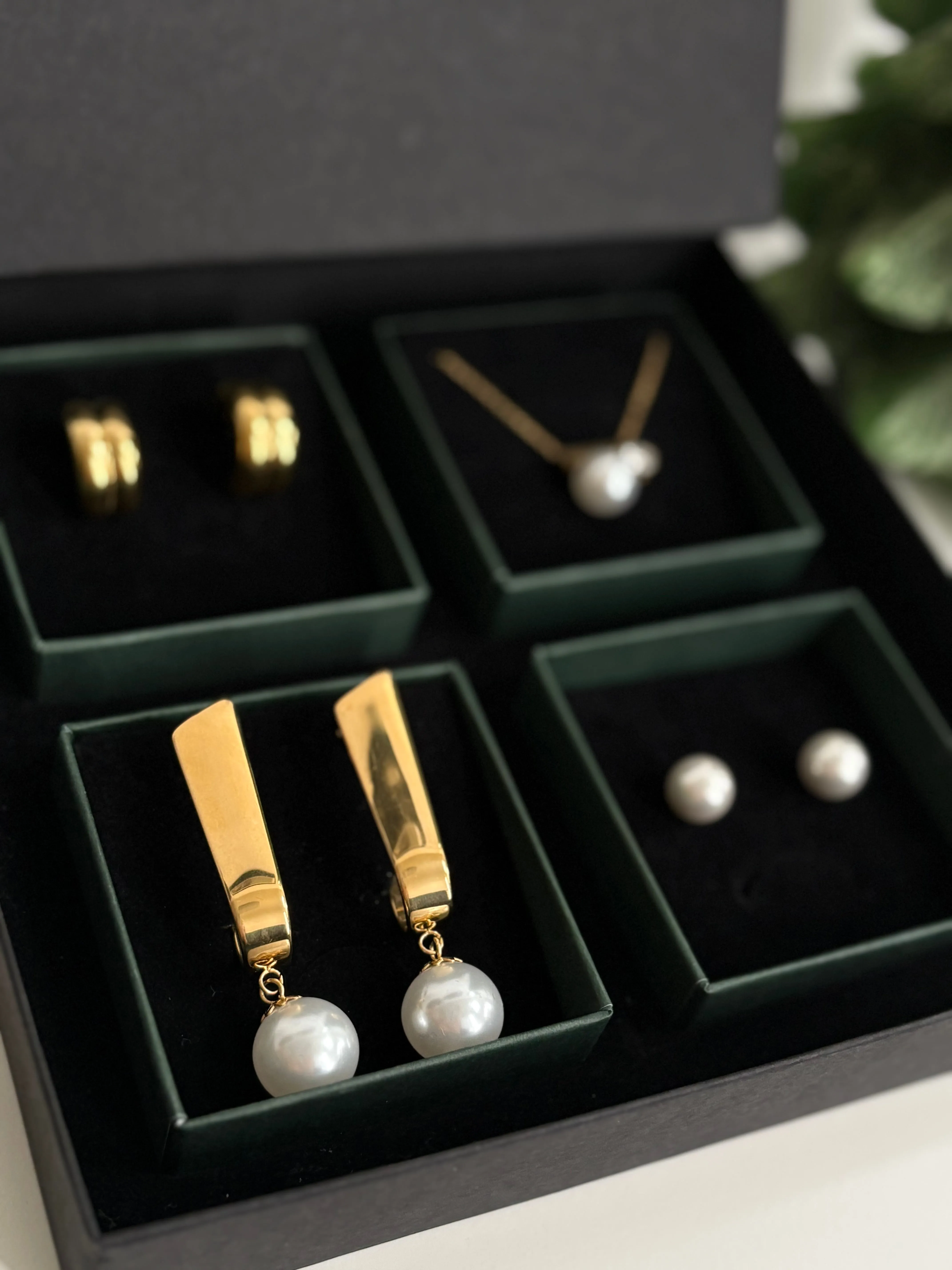 Advent Gifting Box 11 - Gold Pearl Earring Bracelet Neckace Set