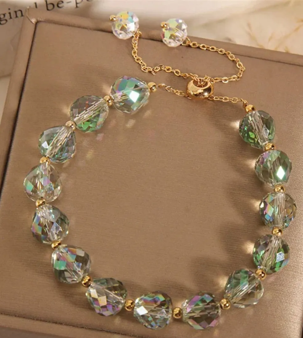 Bracelet fantaisie aux tons doux en perles colorées et transparentes avec pendentif (4 coloris)