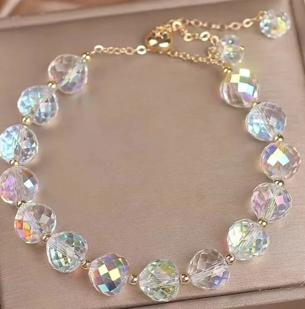 Bracelet fantaisie aux tons doux en perles colorées et transparentes avec pendentif (4 coloris)