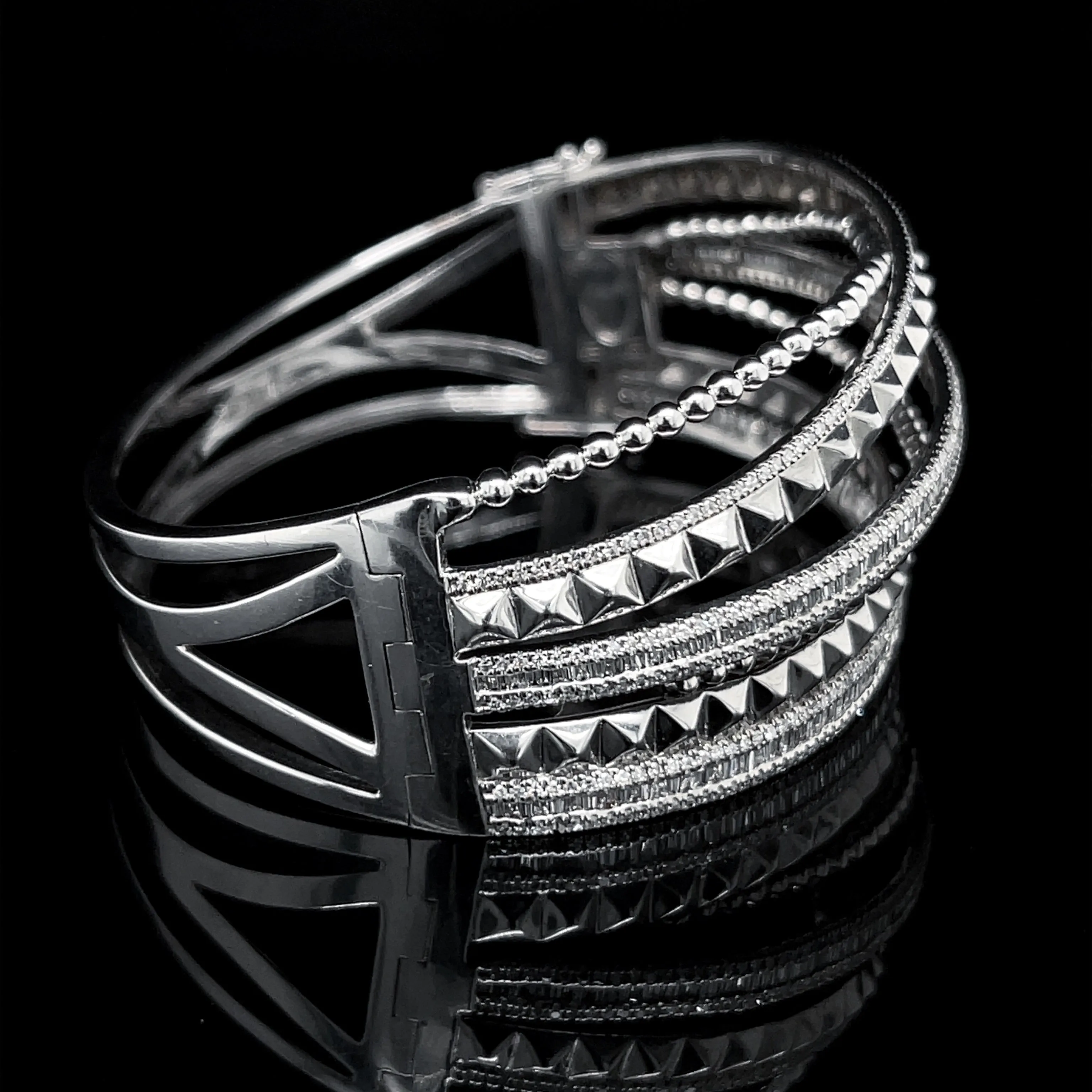 PREORDER | Studded Art Crossover Diamond Bangle 14kt